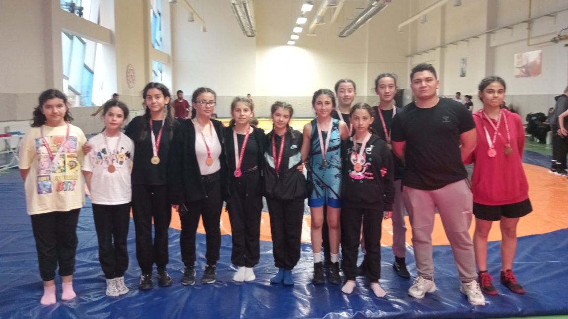 U13 Kadın Güreş Müsabakalarında Öğrencilerimizden 8 sıklette 6 altın madalya, 3 gümüş madalya, 2 bronz madalya