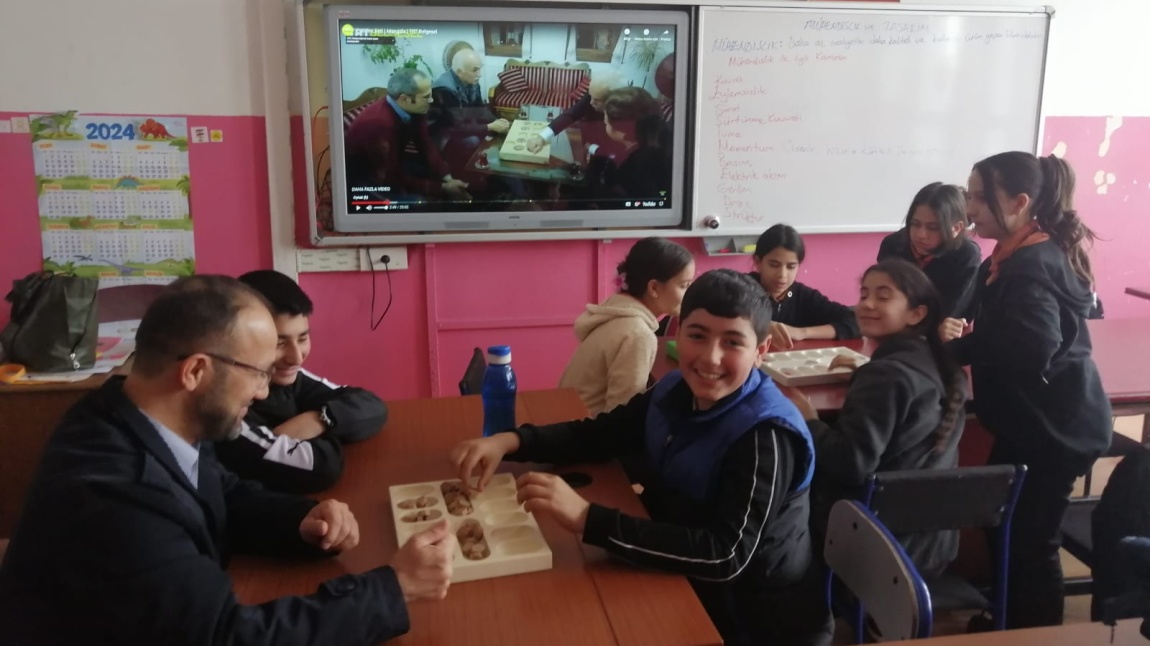ÇEDES Projesi Kapsamında Rukiye Yaşar Ve Bülent Okur Hocamız 7/C Sınıfı Öğrencileri İle Mangala Oyunu Etkinliği Yaptılar