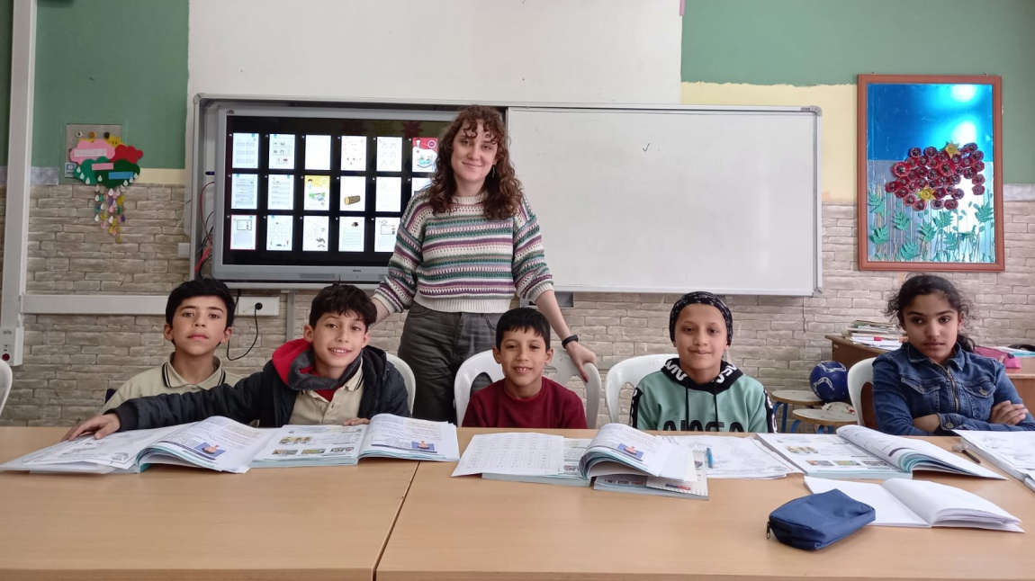 Okulumuzda  Yabancı Uyruklu Öğrencilerimiz Türkçe Okuma ve Yazma Öğreniyor