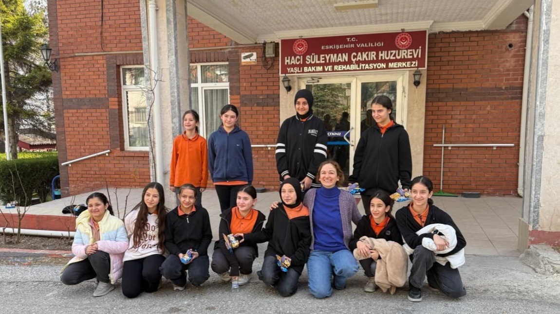 Geleneksel Sanatlar Kulübü Öğrencileri Hacı Süleyman Çakır Huzurevi Yaşlı Bakım ve Rehabilitasyon Merkezinde Masallar Anlattı