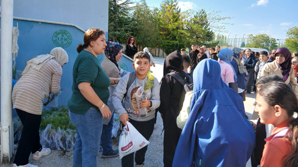 Yeşil Vatan Benim Okulum Geleceğe Çare Projesi Kapsamında Öğrencilerimize Fide Dağıtımı Yaptık